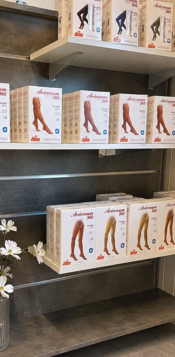 Hyller med kompresjonsstrømper i butikken til AESTO