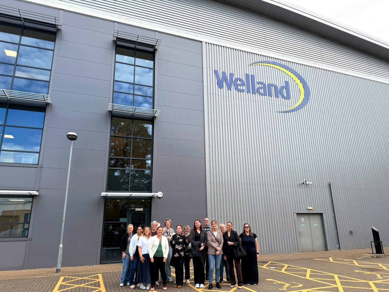 Bandagister fra Norge samlet utenfor Welland Medical i England